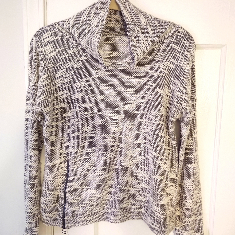 🛍️*4/25 Sz S Converse white & grey top